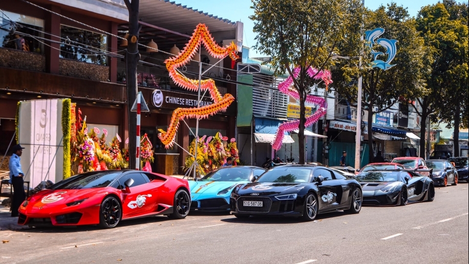 Dàn siêu xe tụ hội ở Vũng Tàu dự khai trương nhà hàng của Cường "Đô-la"