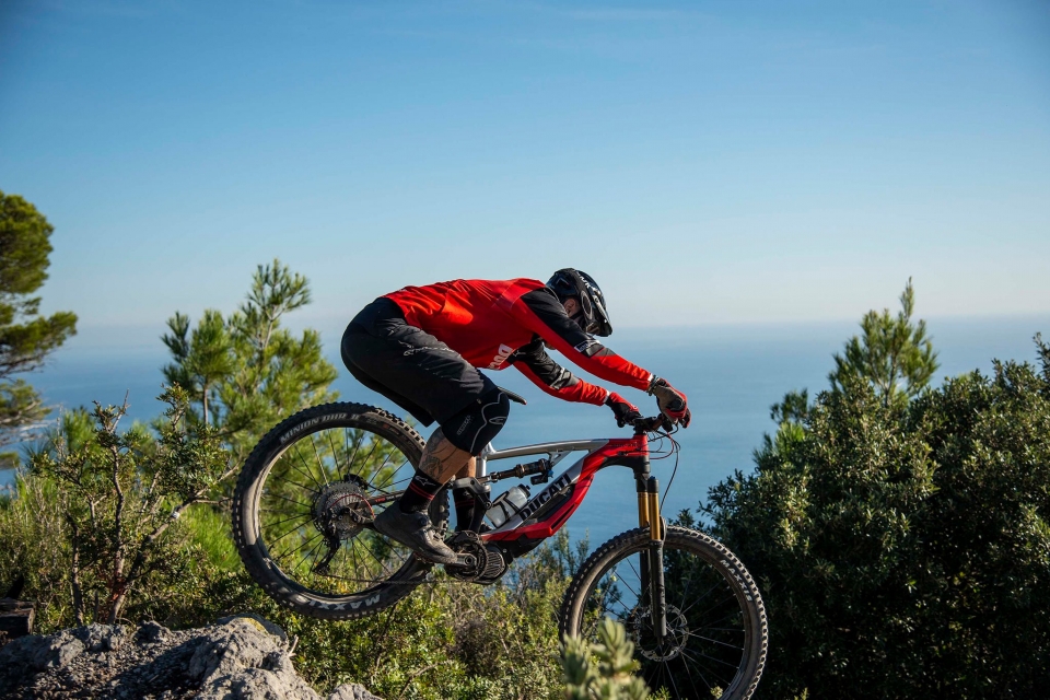 ducati ra mat xe dap leo nui trang bi dong co dien mang ten mig rr