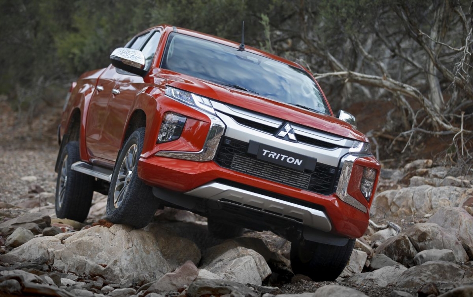 mitsubishi triton 2019 ban facelift ra mat tai thai lan thay doi lon ve ngoai hinh