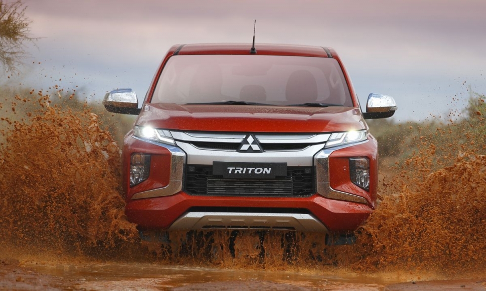 mitsubishi triton 2019 ban facelift ra mat tai thai lan thay doi lon ve ngoai hinh