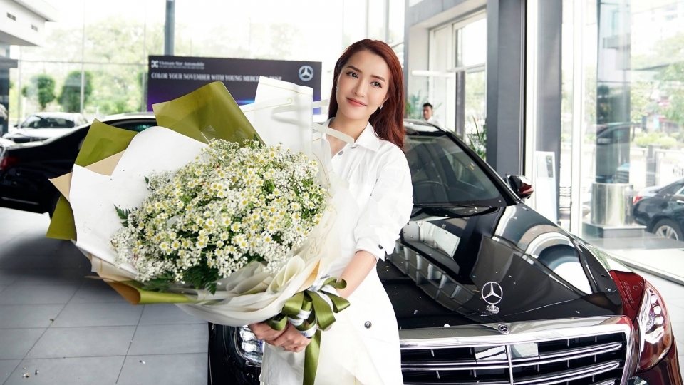 Ca sĩ Bích Phương tậu xe sang Mercedes-Benz S450 màu độc