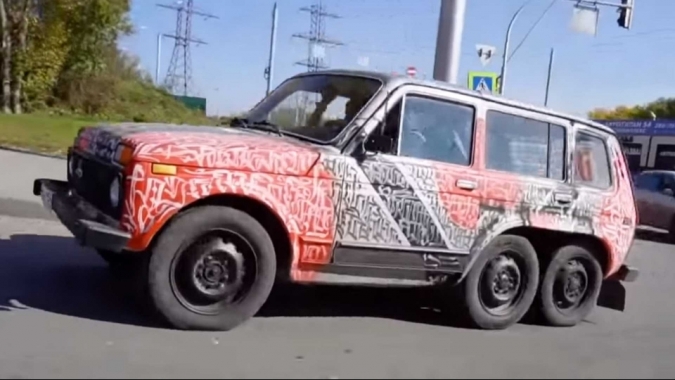 Chiêm ngưỡng SUV Lada Niva độ thành 6 bánh cực chất của dân chơi Nga