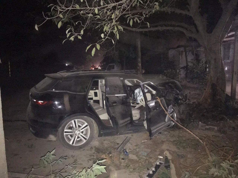 suv trung quoc zotye z8 dam goc cay nat dau tai xe binh an vo su