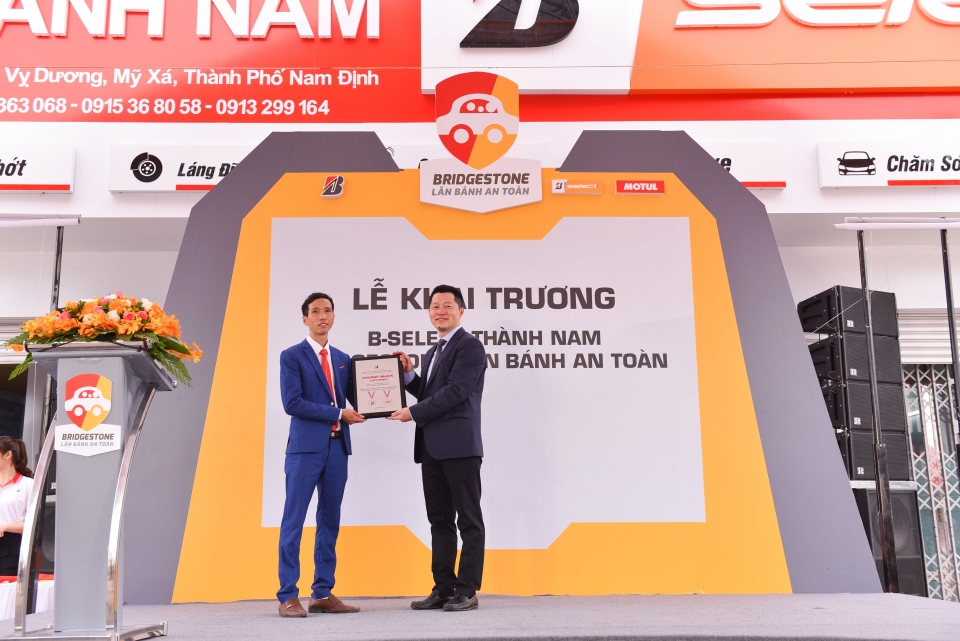 bridgestone lan banh an toan tro lai tai nam dinh