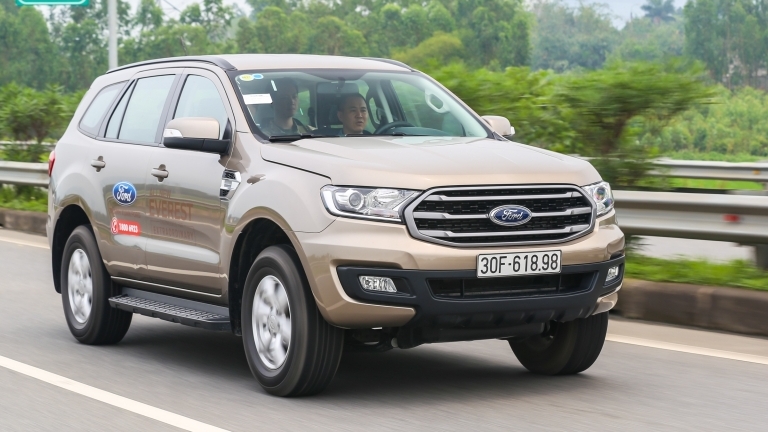 Giới kinh doanh trải nghiệm và đánh giá về Ford Everest Ambiente AT