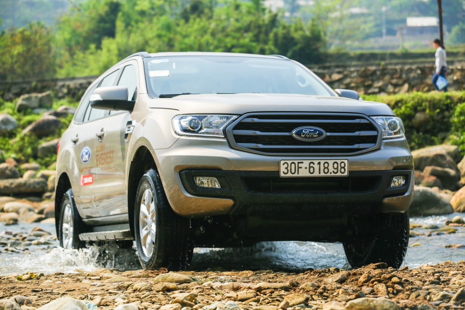 gioi kinh doanh trai nghiem va danh gia ve ford everest ambiente at