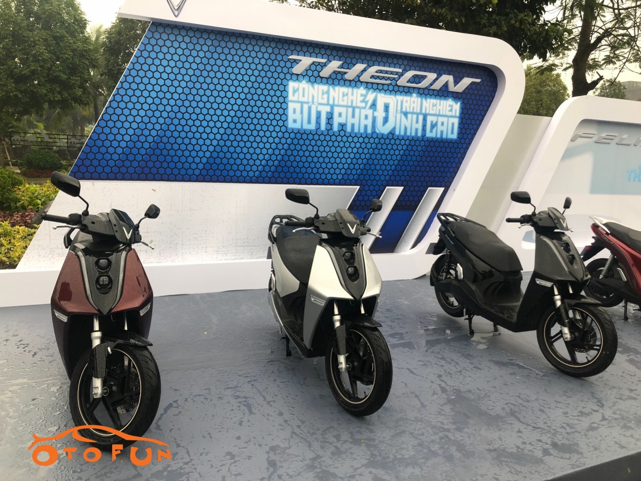 VinFast chính thức công bố giá bán cho xe điện Theon và Feliz