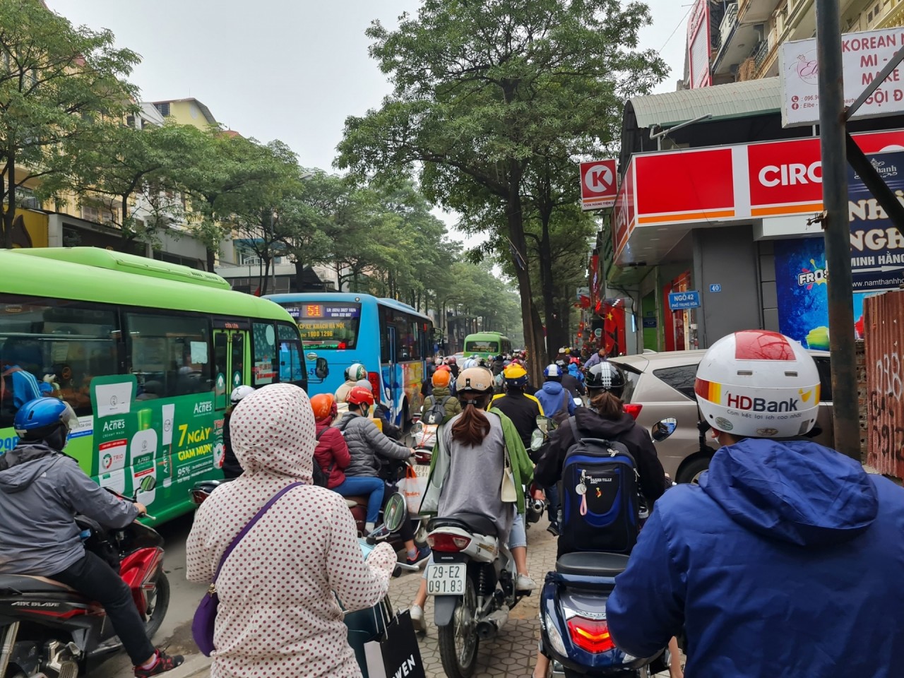 Nhiều tuyến phố thủ đô Hà Nội tắc đường đầu tuần
