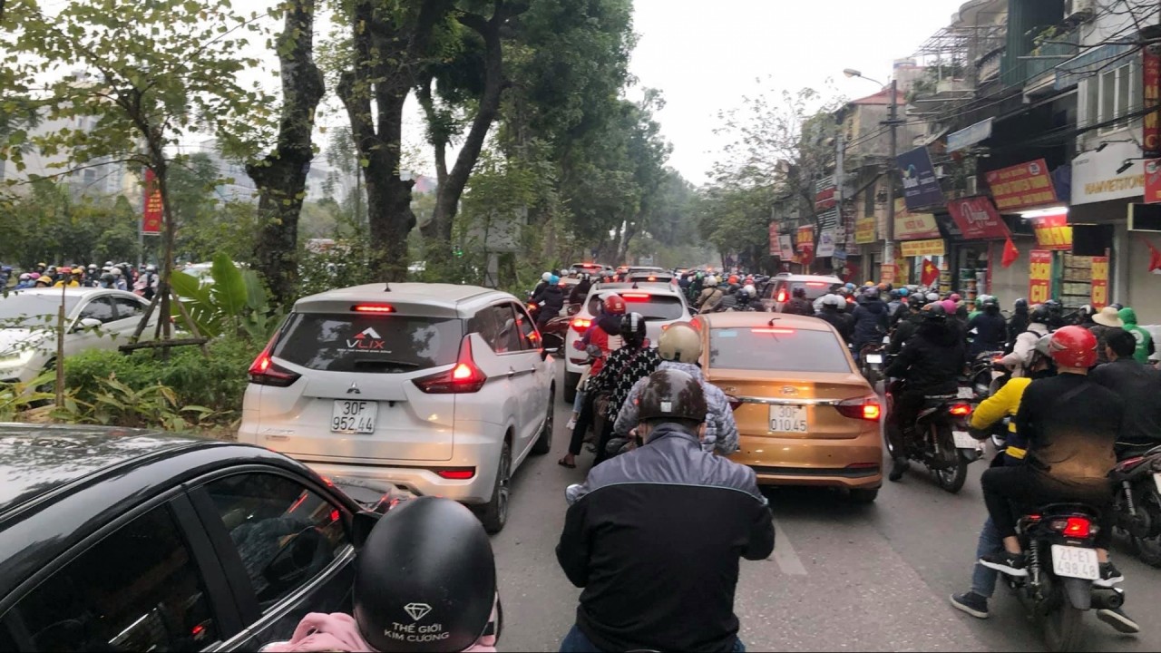 Nhiều tuyến phố thủ đô Hà Nội tắc đường đầu tuần