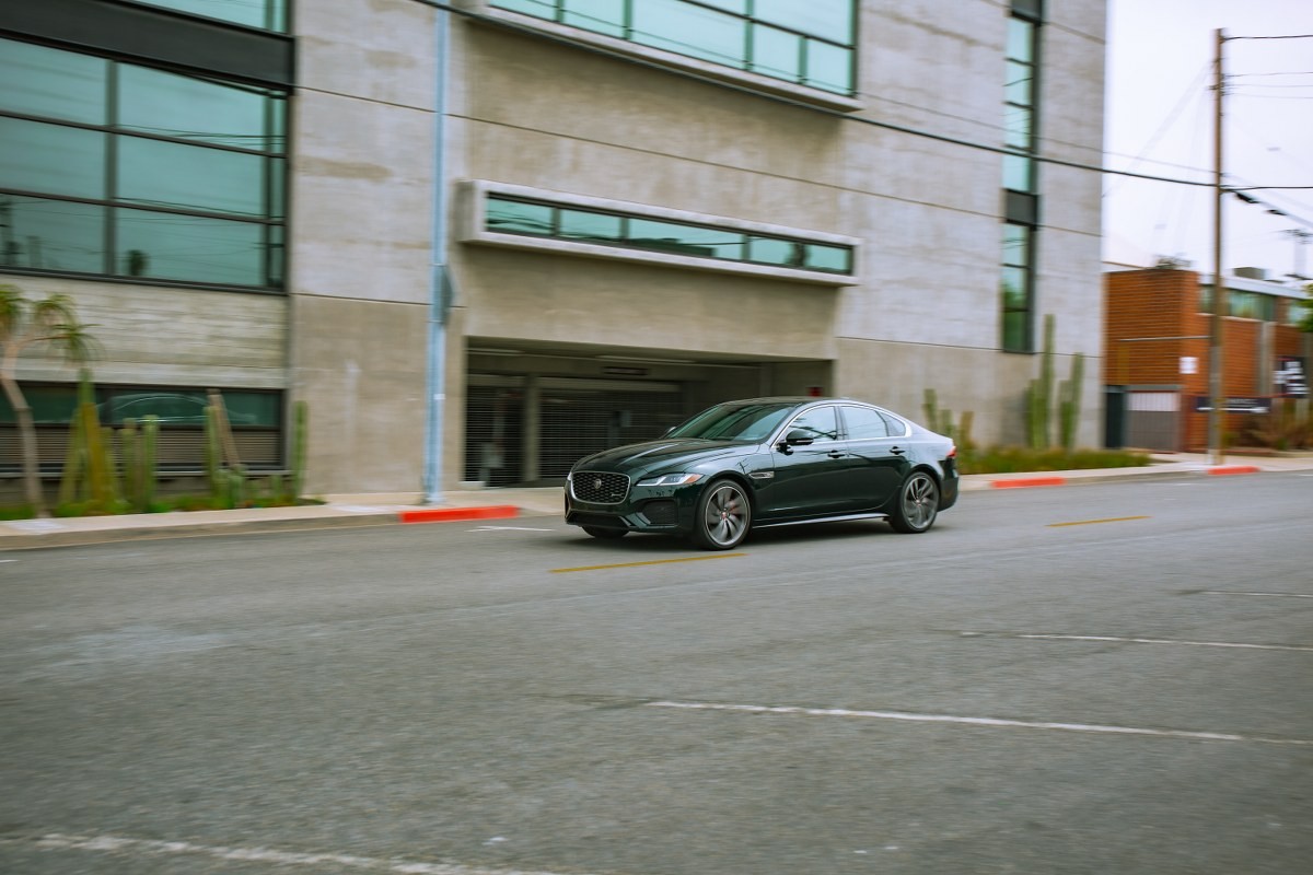 Độc lạ và thu hút với màu sơn British Racing Green trên Jaguar XF mới