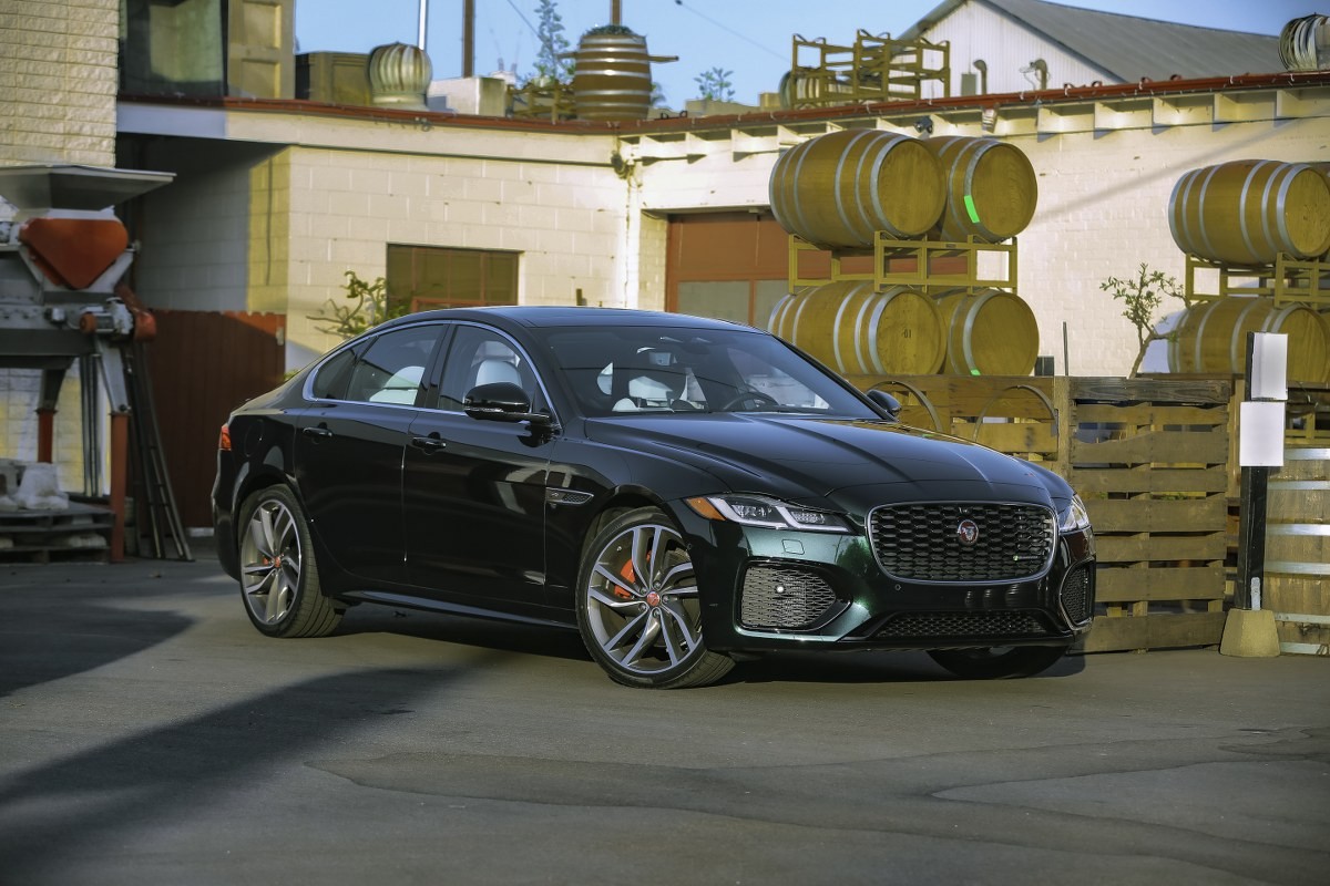 Độc lạ và thu hút với màu sơn British Racing Green trên Jaguar XF mới