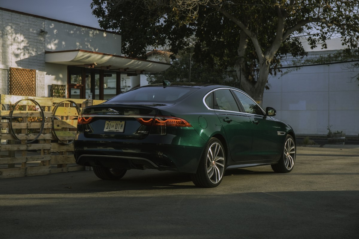 Độc lạ và thu hút với màu sơn British Racing Green trên Jaguar XF mới