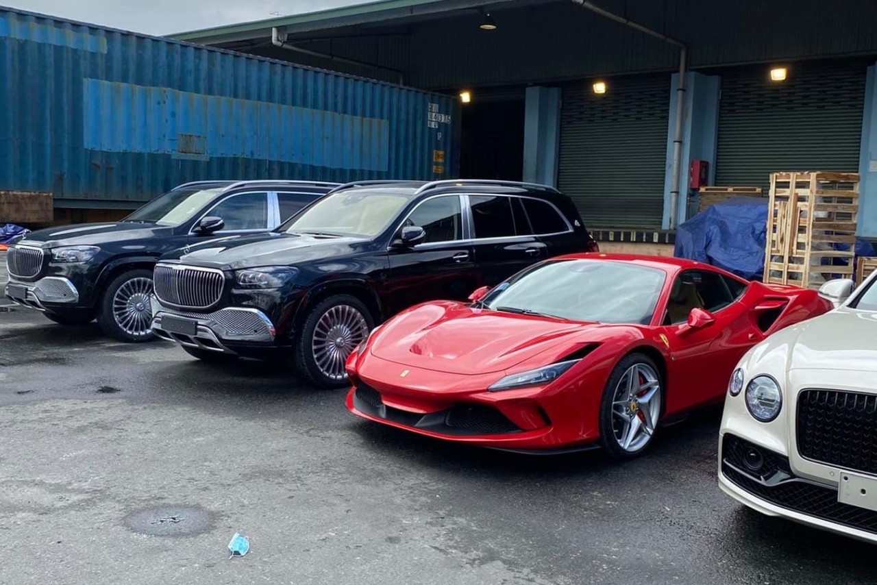 Ferrari F8 Triturbo cùng ba siêu sang giá gần 100 tỷ cho nhà giàu Việt