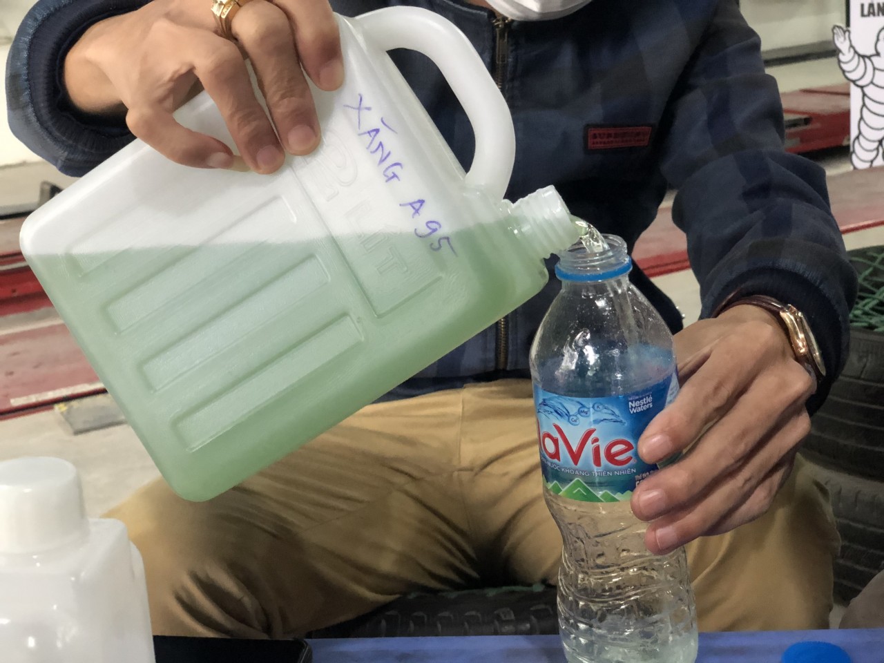 Thử nghiệm thực tế: Xăng A95 có thể hòa tan vào dầu diesel