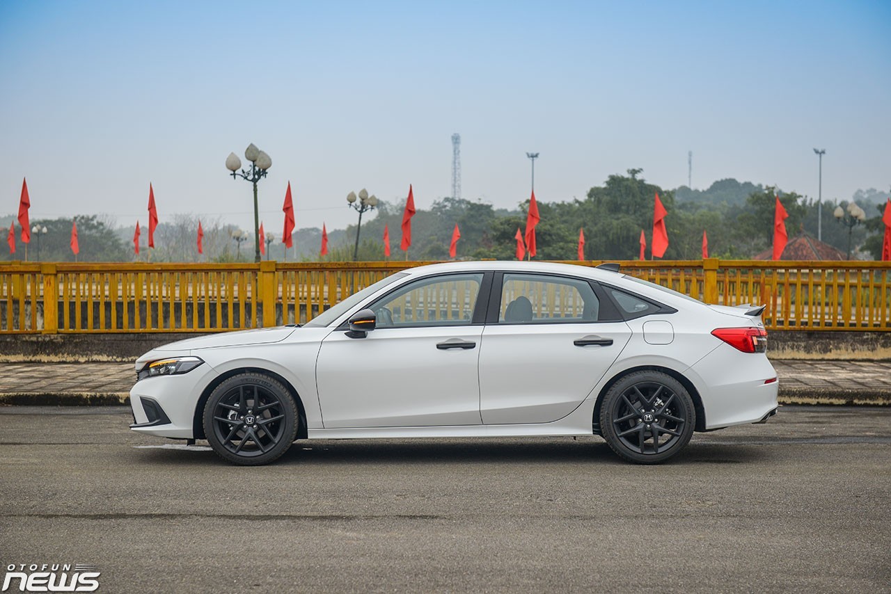 So sánh hai phiên bản Honda Civic 2022 qua ảnh