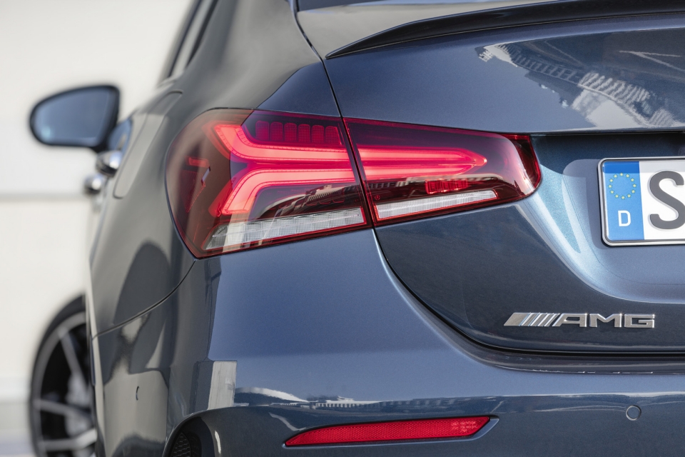 mercedes amg a35 amg sedan ra mat suc manh 306 ma luc