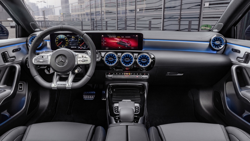 mercedes amg a35 amg sedan ra mat suc manh 306 ma luc