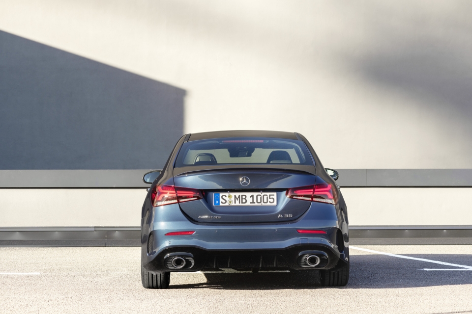 mercedes amg a35 amg sedan ra mat suc manh 306 ma luc