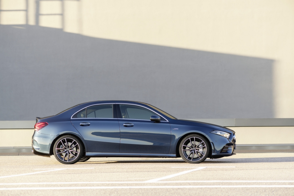 mercedes amg a35 amg sedan ra mat suc manh 306 ma luc