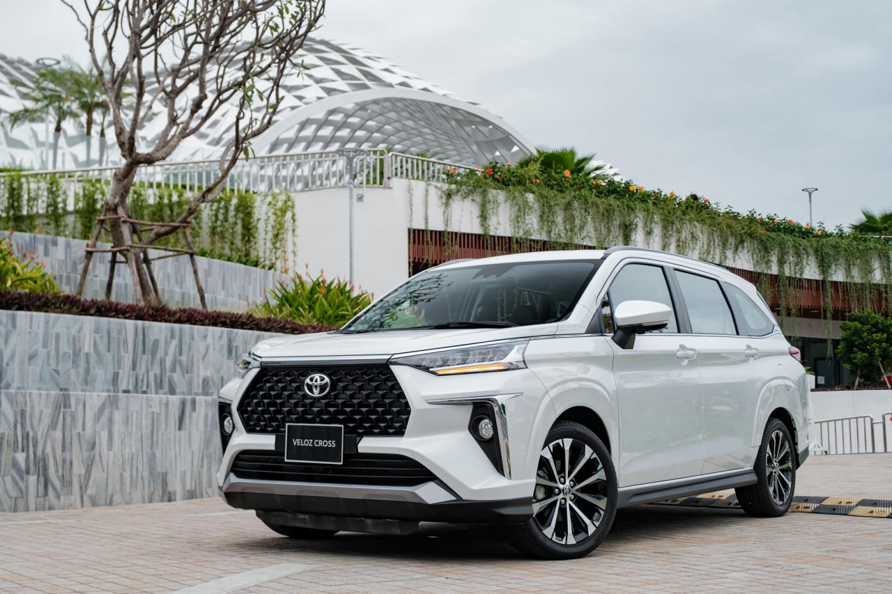 Toyota Veloz Cross giảm đến 65 triệu đồng tại đại lý