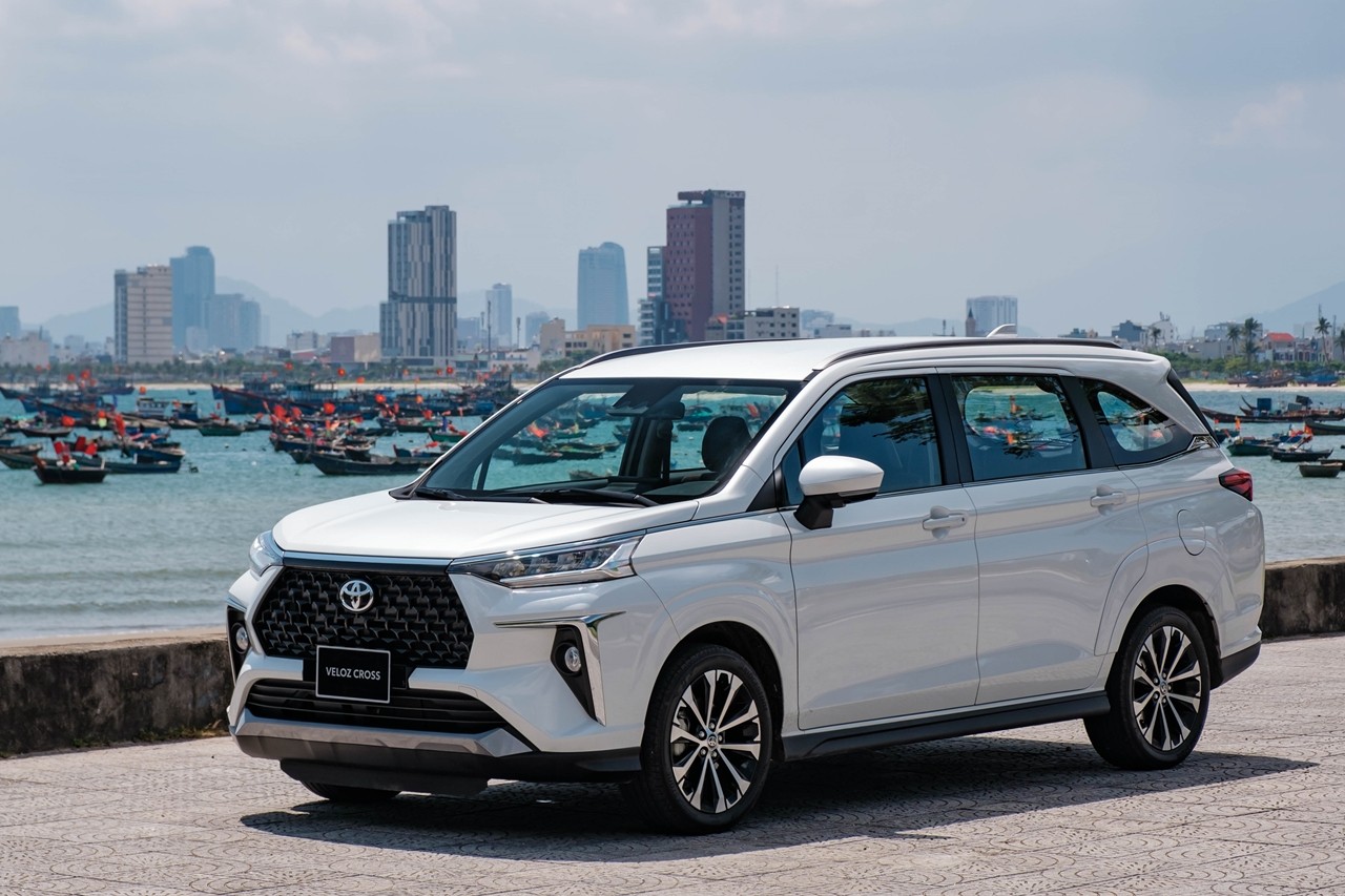 Bán hơn 1.600 xe, Mitsubishi Xpander vẫn "thấp thỏm" với Toyota Veloz Cross