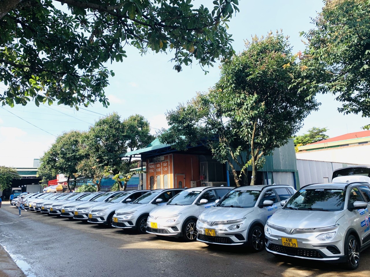 Hãng taxi Lado mua thêm 40 xe VF e34 và thuê 500 ô tô điện VinFast