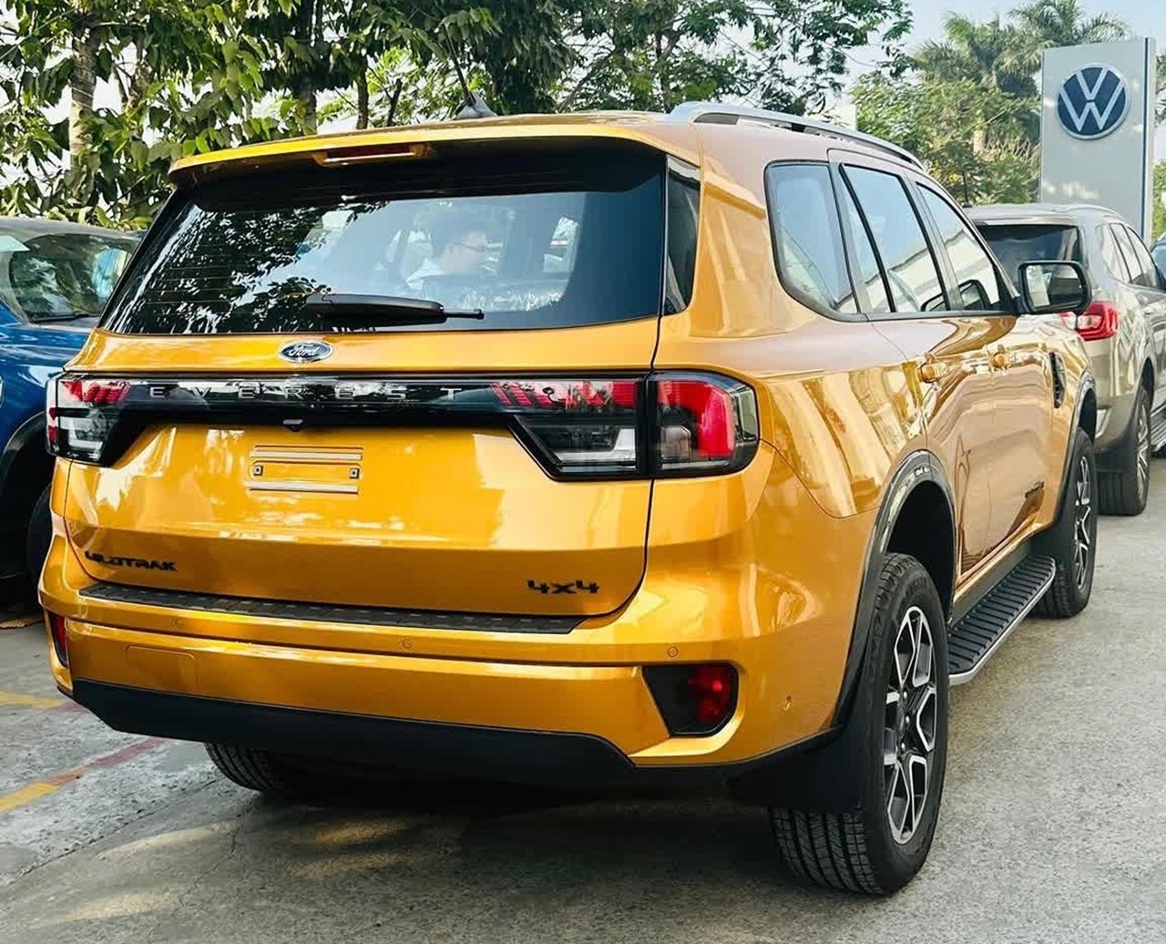 Ford Everest Wildtrak giá 1,5 tỷ đồng về đại lý