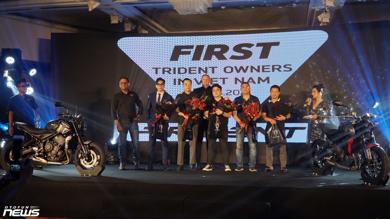 Biker Việt Nam đầu tiên mua Triumph Trident 660 hoàn toàn mới