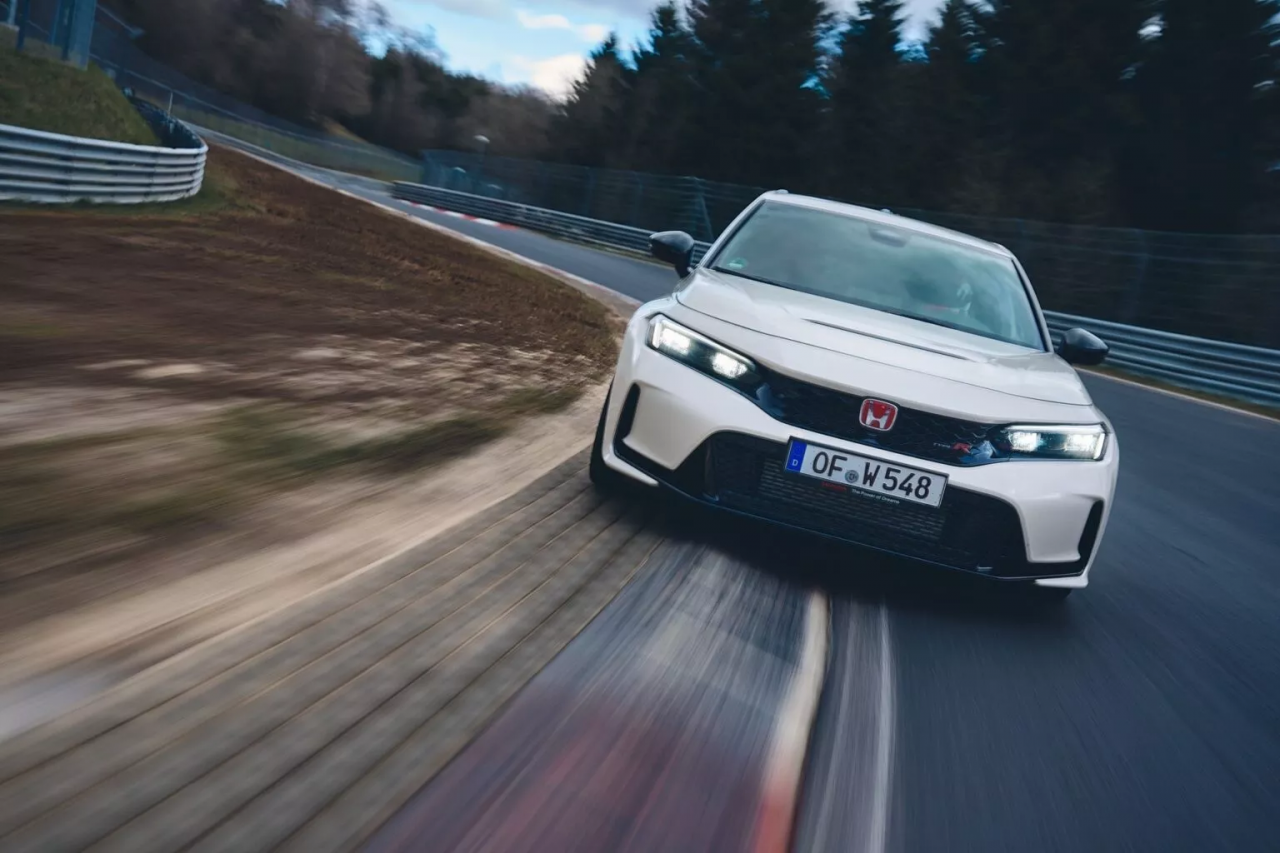 Honda Civic Type R là xe cầu trước nhanh nhất trường đua Nurburgring