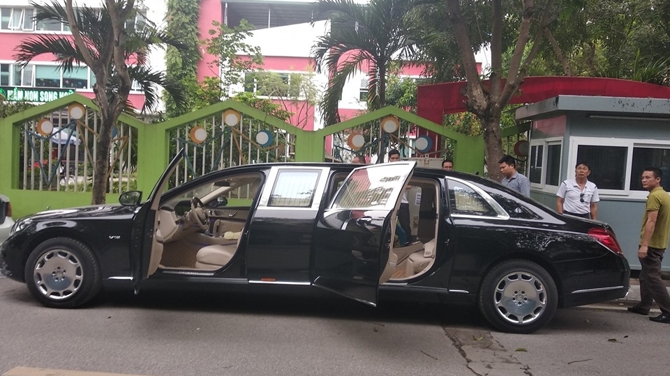 Mercedes-Maybach S600 Pullman của Chủ tịch FLC lót thảm sàn bên đường