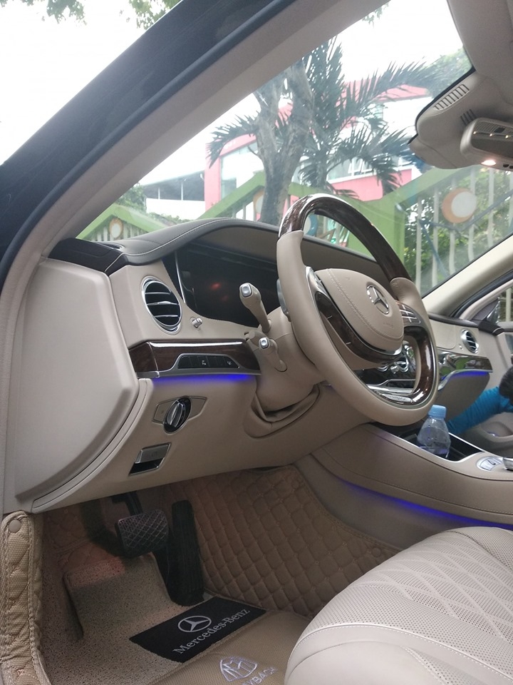 mercedes maybach s600 pullman cua chu tich flc lot tham san ben duong