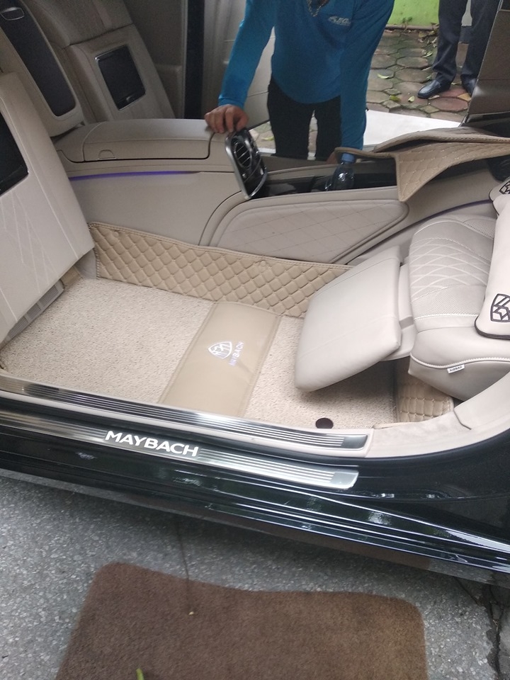 mercedes maybach s600 pullman cua chu tich flc lot tham san ben duong