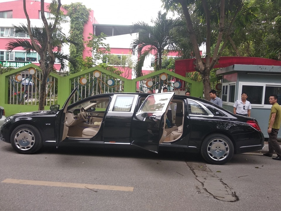 mercedes maybach s600 pullman cua chu tich flc lot tham san ben duong