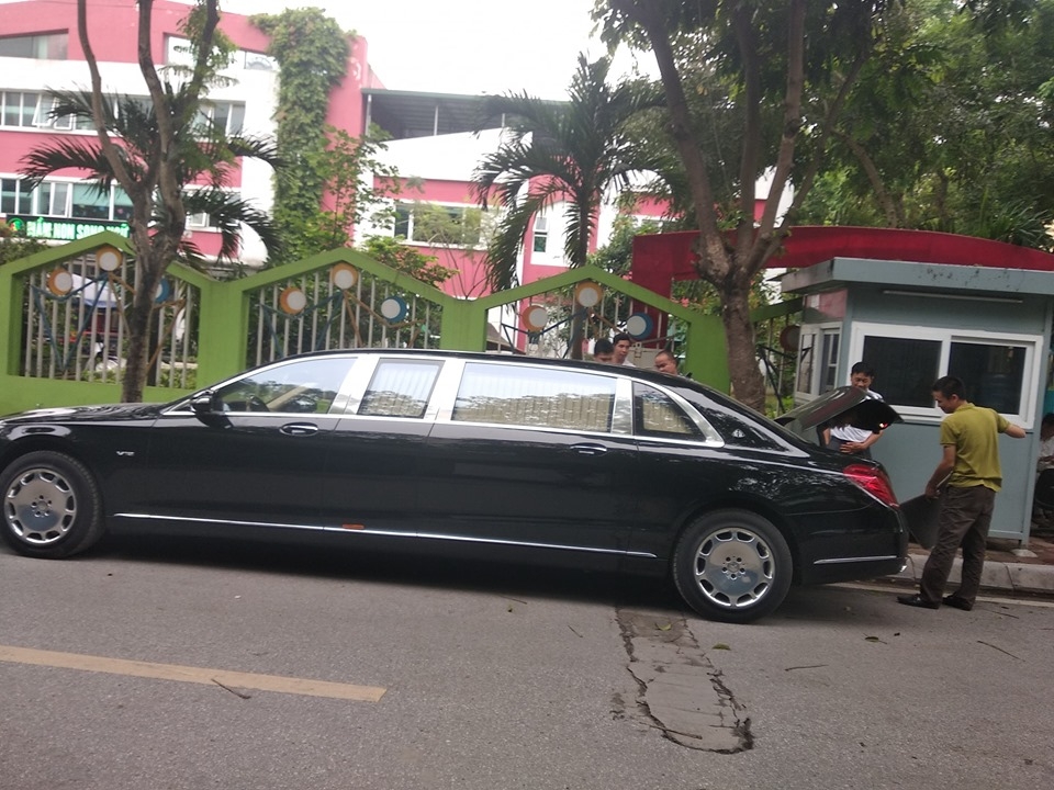 mercedes maybach s600 pullman cua chu tich flc lot tham san ben duong