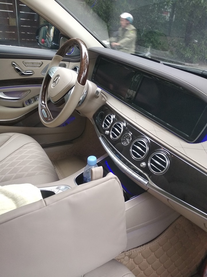 mercedes maybach s600 pullman cua chu tich flc lot tham san ben duong