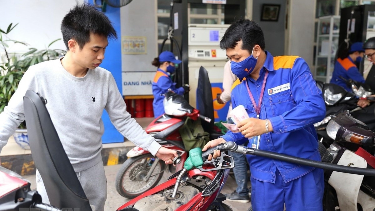 Giá xăng tăng trở lại sau 4 tháng liên tục giảm giá