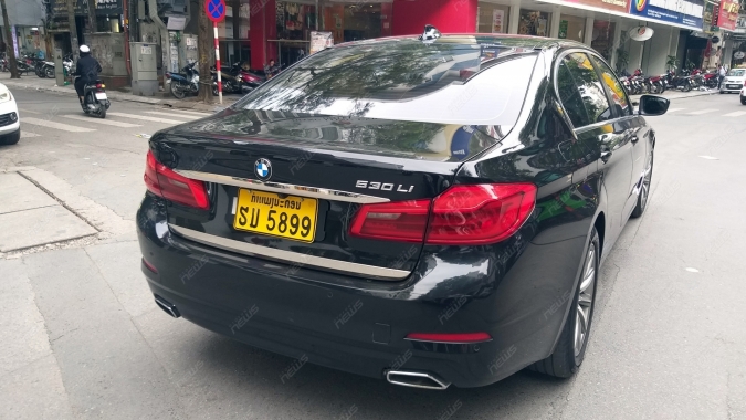 Bắt gặp BMW 530Li trục cơ sở dài dành riêng thị trường Trung Quốc mang biển số Lào trên đường phố Việt Nam