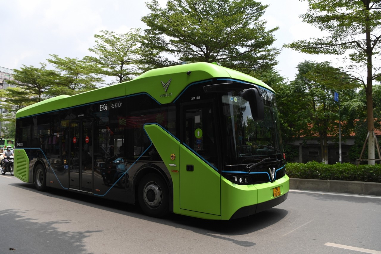 Xuất hiện xe buýt điện VinBus trên phố Hà Nội