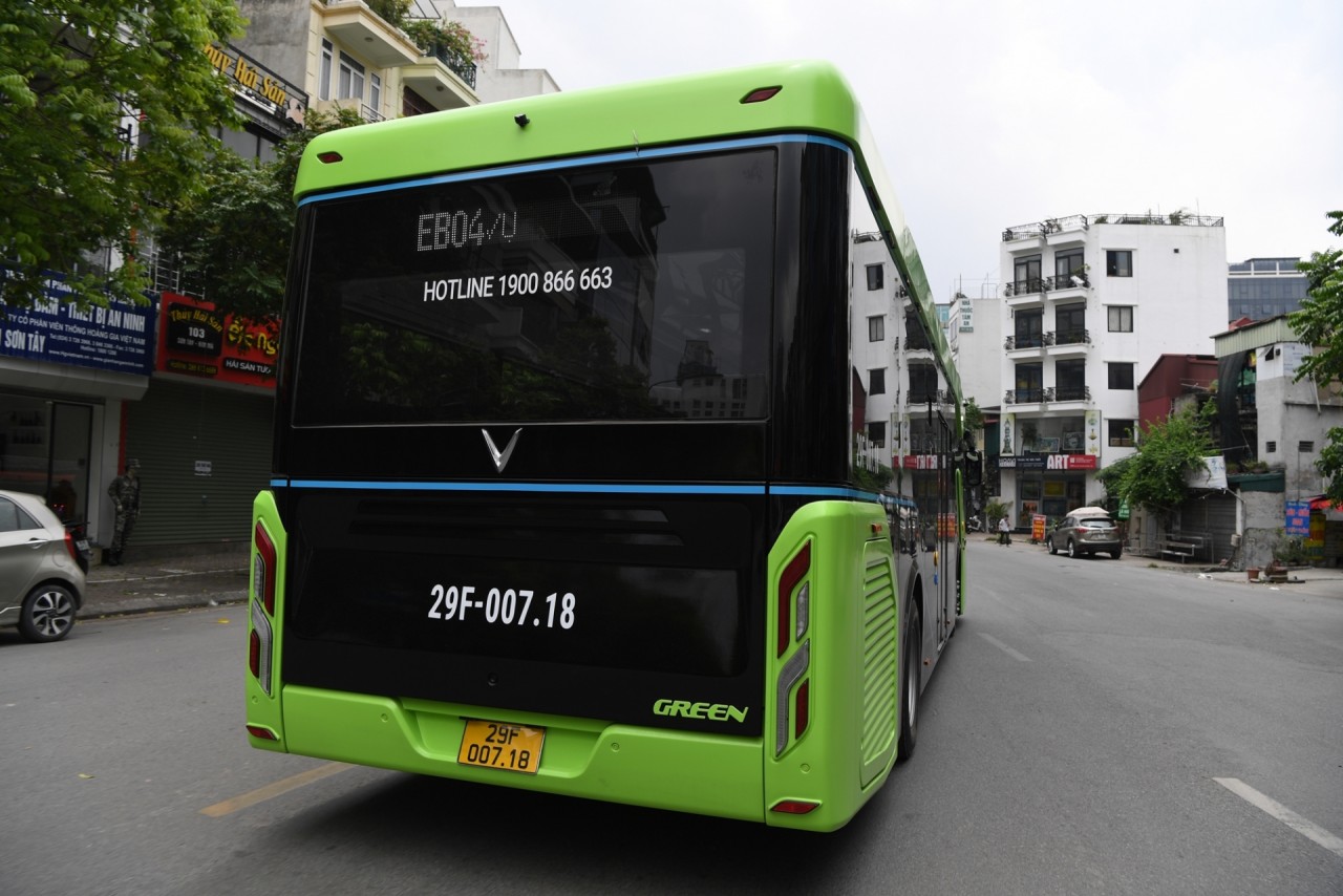 Xuất hiện xe buýt điện VinBus trên phố Hà Nội