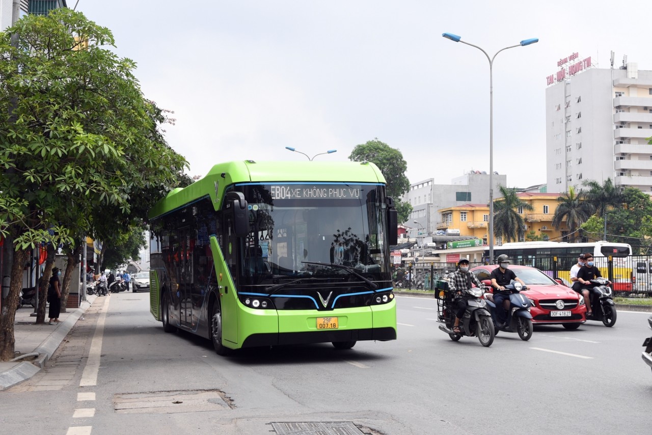 Xuất hiện xe buýt điện VinBus trên phố Hà Nội