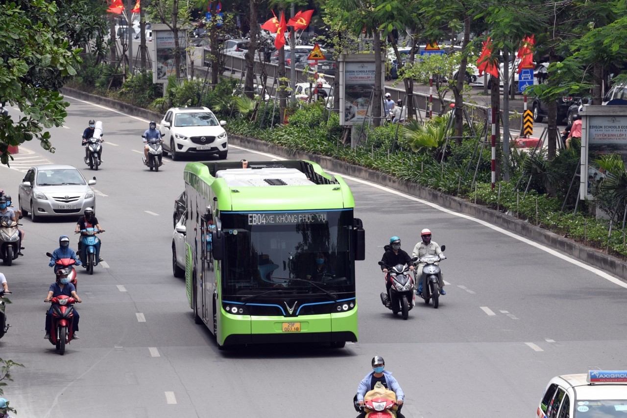 Xuất hiện xe buýt điện VinBus trên phố Hà Nội