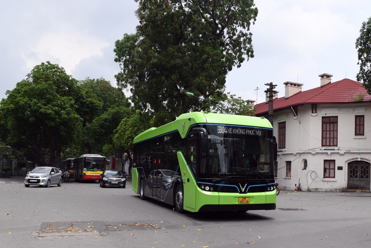 Xuất hiện xe buýt điện VinBus trên phố Hà Nội