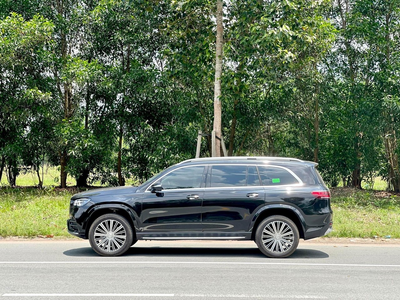 Mercedes Benz GLS450 lướt 2.800km giá cao hơn xe mới 650 triệu đồng