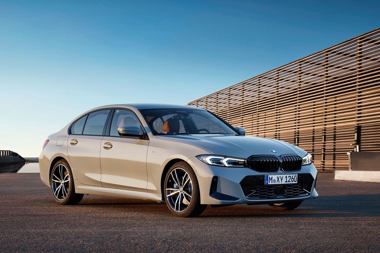 Ra mắt BMW 3-Series 2023: Động cơ giữ nguyên, màn hình cong liền mạch