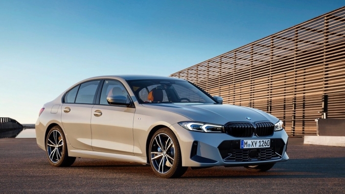 Ra mắt BMW 3-Series 2023: Động cơ giữ nguyên, cần số bé, màn hình cong liền mạch