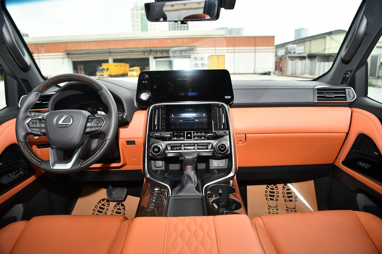 Cận cảnh Lexus LX600 Ultra Luxury giá hơn 13 tỷ đồng