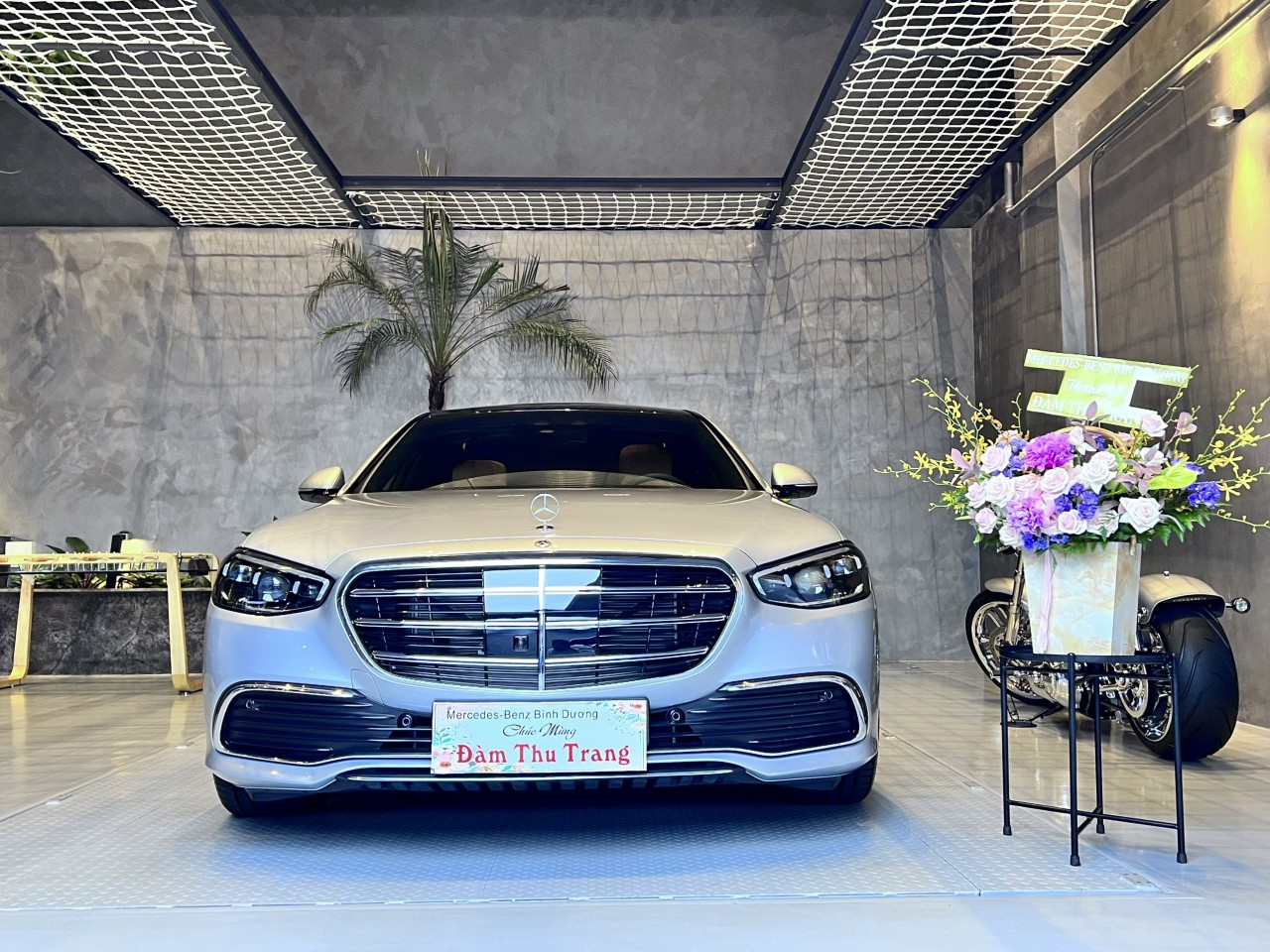 Nguyễn Quốc Cường và Đàm Thu Trang bổ sung Mercedes Benz S450 Luxury vào bộ sưu tập