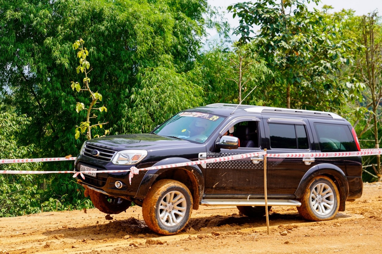 Sôi động ngày hội thi lái xe địa hình toàn Ford Everest