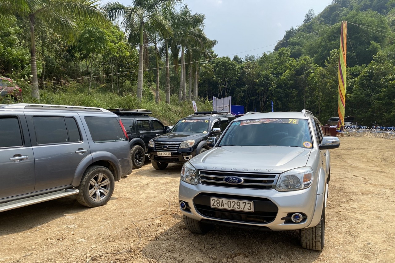 Sôi động ngày hội thi lái xe địa hình toàn Ford Everest