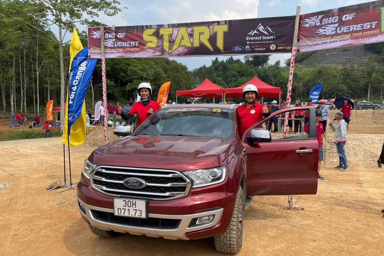 Sôi động ngày hội thi lái xe địa hình toàn Ford Everest